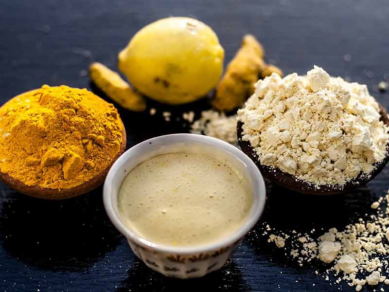 এবার বাহ্যিক রূপের যত্ন কী ভাবে নেবেন? কিছু ঘরোয়া উপাদান ব্যবহার করে ত্বকের যত্ন নিতে পারেন। যেমন মুসুর ডাল, বেসন, কস্তুরি হলুদ, কেশর, দুধের সর, চন্দন গুঁড়ো এবং গোলাপের পাপড়ি এক সঙ্গে মিশিয়ে বানিয়ে নিতে পারেন একটি মিশ্রণ। প্রতিদিন মুখে এবং সারা শরীরে লাগিয়ে ১৫-২০ মিনিট রাখুন এবং তার পর ধুয়ে ফেলুন। এতে একটা আলাদা জেল্লা আসবে। 