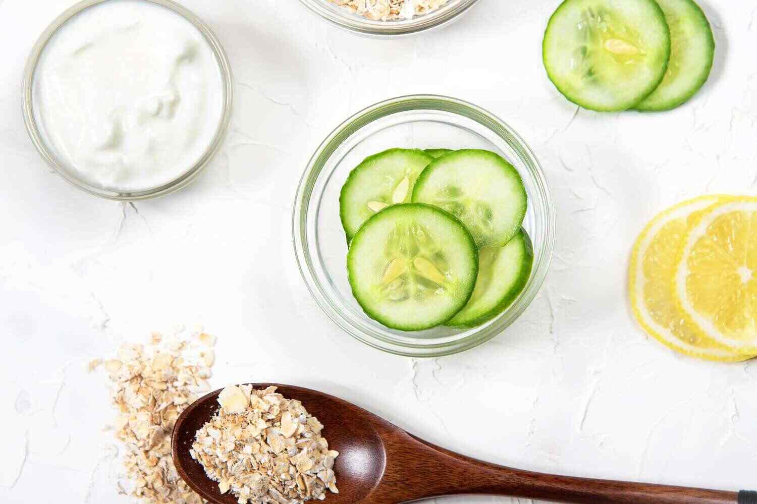 মুখে ব্ল্যাক হেড বা হোয়াইট হেডের সমস্যা থাকলে ওটের গুঁড়ো, এক চামচ শসার রস এবং ২ ফোঁটা পেপারমিন্ট তেল মিশিয়ে মুখে ঘষলেই মৃত কোষ দূর হবে। 