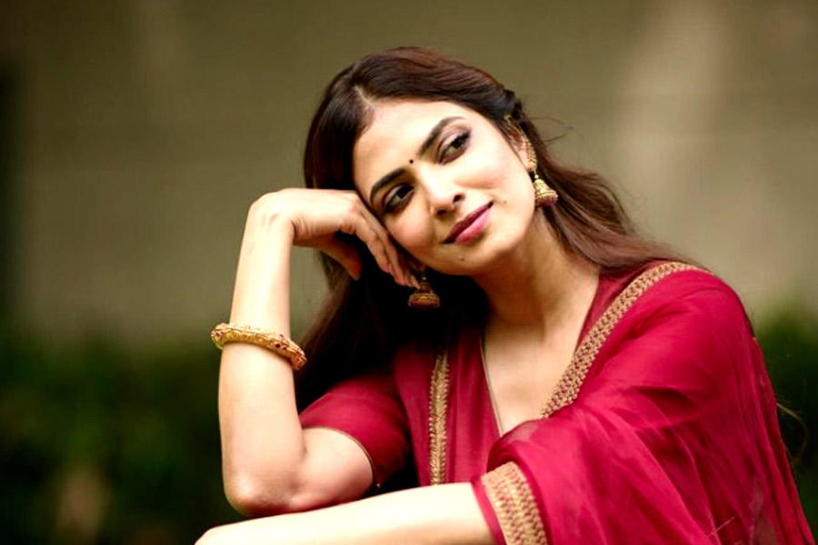 Meet Malavika Mohanan, who is Vicky Kaushal’s rumoured girlfriend, was once scolded for greeting Shah Rukh Khan 