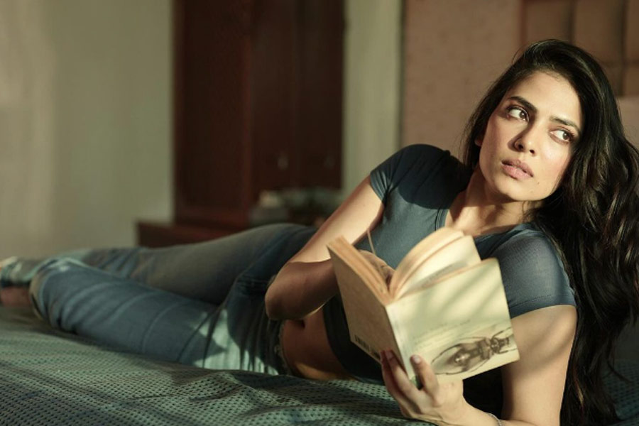 Meet Malavika Mohanan, who is Vicky Kaushal’s rumoured girlfriend, was once scolded for greeting Shah Rukh Khan 