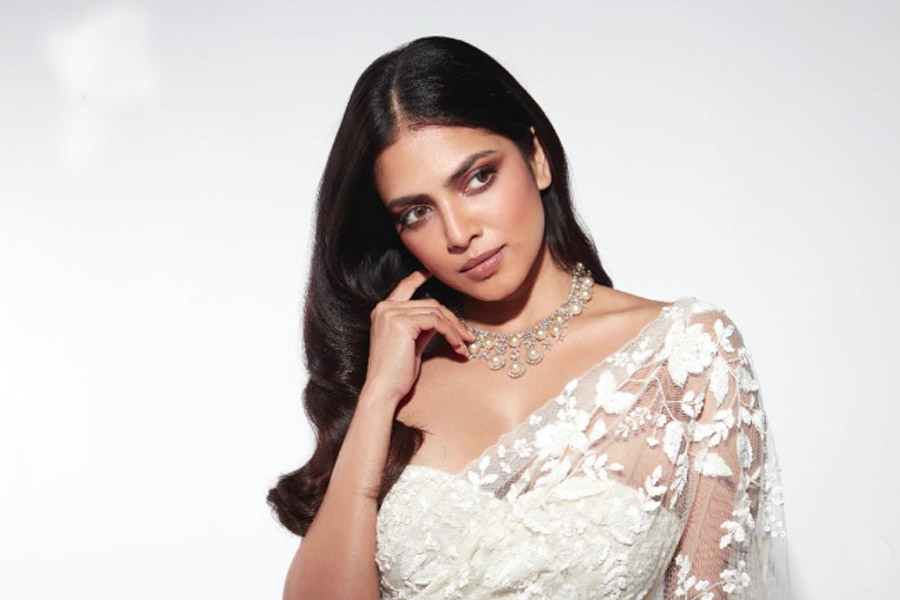 Meet Malavika Mohanan, who is Vicky Kaushal’s rumoured girlfriend, was once scolded for greeting Shah Rukh Khan 