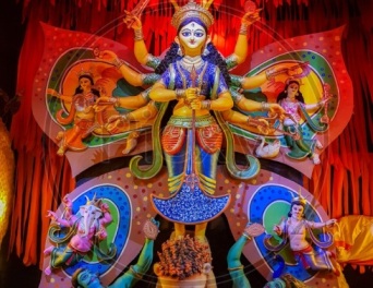 তবে সব জায়গাতেই কি দুর্গা পুজো করা যায়? উত্তরটা কিন্তু মোটেও সহজ নয়। কারণ শাস্ত্র মতে, প্রতিমা স্থাপনের উপরে অনেকাংশেই নির্ভর করে সেই বাড়ির মঙ্গল-অমঙ্গল।