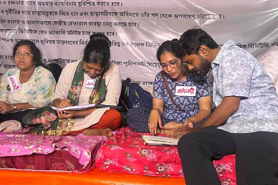 (বাঁ দিক থেকে) অনশনকারী তনয়া পাঁজা, সায়ন্তনী ঘোষ হাজরা এবং স্নিগ্ধা হাজরা। তাঁদের সঙ্গে অনশন মঞ্চে রয়েছেন আন্দোলনকারী জুনিয়র ডাক্তার দেবাশিস হাজরা (ডান দিকে)