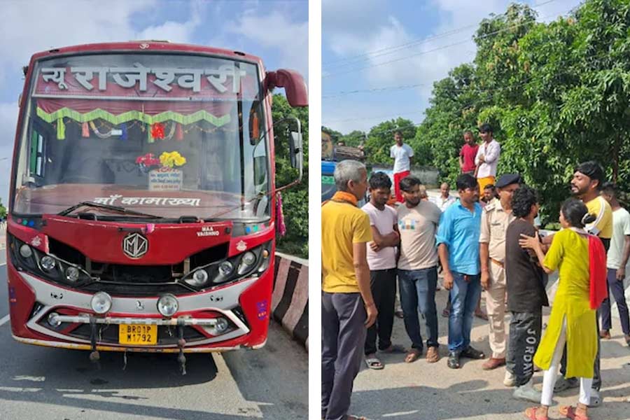 (বাঁ দিকে) লাল বাসের চালকের মৃত্যু। আতঙ্কিত যাত্রীরা (ডান দিকে)।