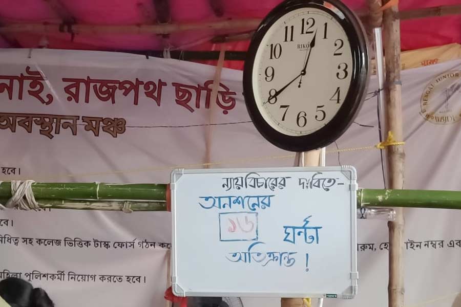 ডাক্তারদের অনশনমঞ্চে বড় ঘড়ি টাঙানো হয়েছে। চলছে কাউন্টডাউন। রবিবার ধর্মতলায়।