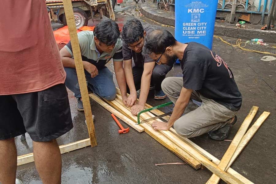 বায়ো টয়লেটের জন্য কাঠ কাটছেন জুনিয়র ডাক্তারেরা।