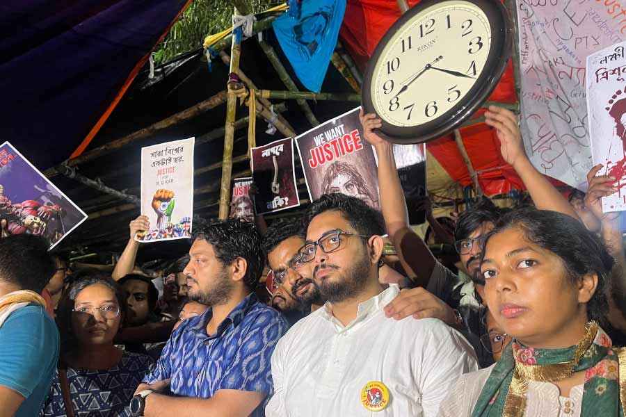 শনিবার রাতে ধর্মতলার মঞ্চে জুনিয়র ডাক্তারেরা।