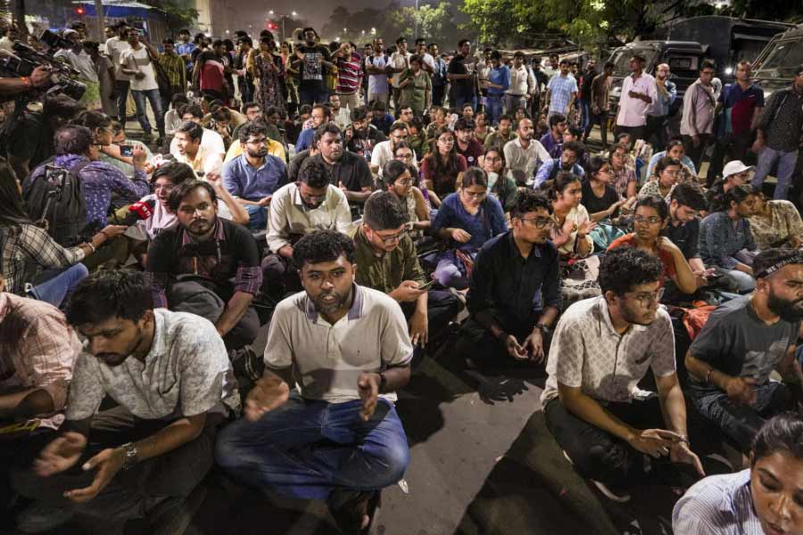 ধর্মতলায় অবস্থান বিক্ষোভ জুনিয়র ডাক্তারদের।