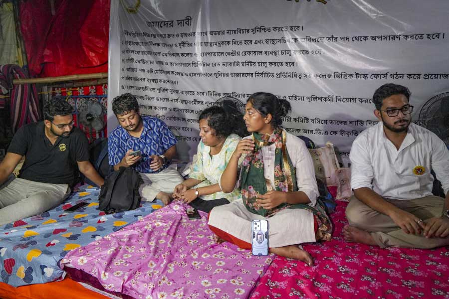 শনিবার রাতে ধর্মতলার অবস্থানমঞ্চে জুনিয়র ডাক্তারেরা।