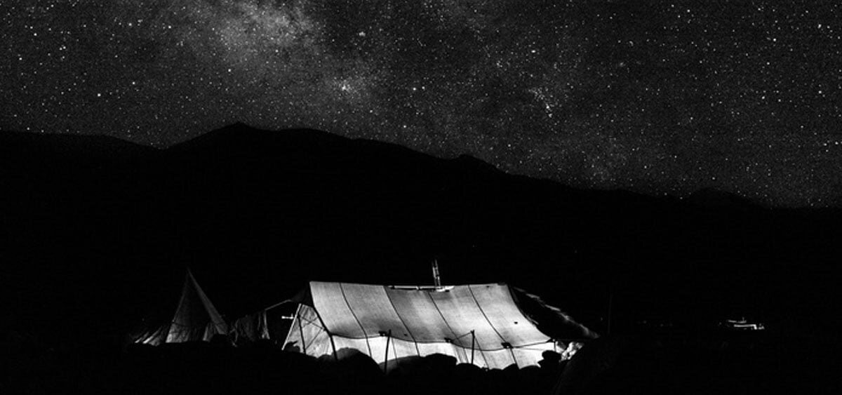 এখন লেহ জমজমাট। খুঁজলে তিন তারা হোটেল পর্যন্ত পাওয়া যেতে পারে। বিদেশি পর্যটকদের জন্য প্রত্যেক বাঁকে কন্টিনেন্টাল রেস্তোরাঁ। পথে নানা মাপের, নানা দামের গাড়ির ভিড়। সঙ্গে বাইক। দূরে পাহাড়ের গায়ে নামগিয়াল সিমো। নামগিয়াল রাজাদের বংশের মন্দির। মাটি আর পাথরের তৈরি মঠ।