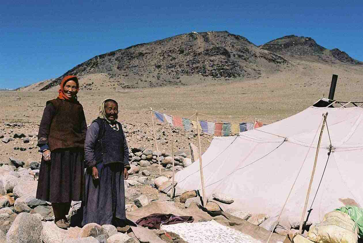 এ সবের বাইরে তিব্বতী লাদাখ দেখতে চান?  তাহলে বেরিয়ে পড়তে হবে লেহ ছাড়িয়ে। লেহ থেকে যে পথগুলি সো মোরিরি নামের হৃদের দিকে গিয়েছে, তার একটি চাংথাং উপত্যকার মধ্যে দিয়ে। এ পথেই বাস চাংপা যাযাবরদের। সকালে রওনা হয়ে দুপুর গড়িয়ে বিকেল হয়ে যাবে চাংপাদের এলাকায় পৌঁছোতে। স্থানীয় লাতো গ্রামে তাঁদের বাস। সেখান থেকেই ভেঁড়া নিয়ে চড়াতে বেরিয়ে পড়েন তাঁরা। ঘুরে বেড়ান চাংথাং উপত্যকায়। প্রথম দর্শনেই তাঁদের দেখে বিস্ময় জাগে। তিব্বতী পোশাক, ভবঘুরে জীবন, মুখে একগাল নির্ভেজাল হাসি— সব মিলিয়ে চাংপাদের ঘরে অভ্যর্থনার অভাব হয় না।