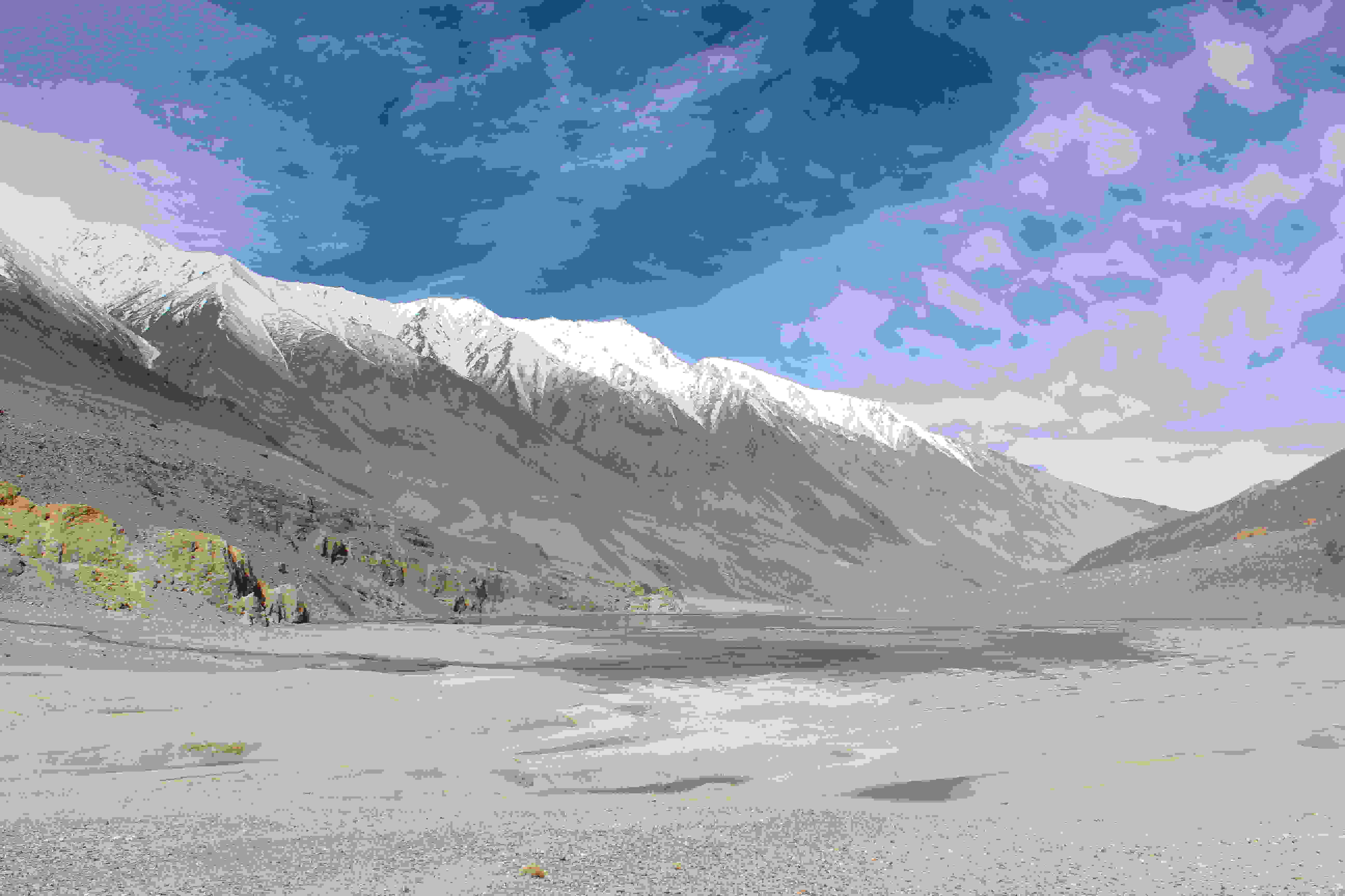 গত ১৮-১৯ বছরে লাদাখ বদলে গিয়েছে অনেকটা। অনেকেরই হয়তো বছর ২০ আগে লেহ শহরে ঢোকার অভিজ্ঞতা এখনও মনে আছে। পাথর আর মাটির বাড়িই তখন বেশির ভাগ। হাইওয়ের দু’পাশে তখন কোথায় এত সেনাছাউনি! লোকজন বলতে, বেশির ভাগই স্থানীয়। এথনিক লাদাখি পোশাকের মানুষ খুঁজে পেতে এখন আলোকচিত্রীরা ঘুরে ঘুরে হদ্দ হয়ে যান। তখন চার পাশের বেশির ভাগ মানুষই স্থানীয় পোশাকে। পর্যটকদের ভিড় নেই, গাড়ি নেই, দোকান-রেস্তোরাঁ কিছু নেই।