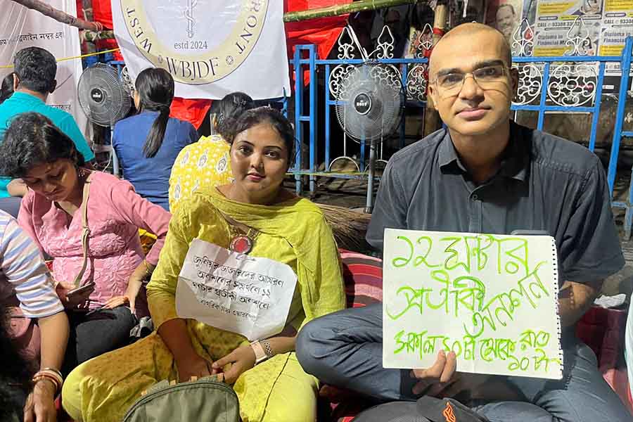 3 doctors and one other person individually join 12 hours symbolic hunger strike in solidarity with Junior Doctors dgtl