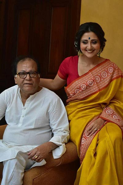 বাবা সন্তু মুখোপাধ্যায়ের সঙ্গে স্বস্তিকা।