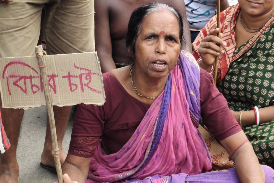 বালিকার খুন ও ধর্ষণের বিচার চেয়ে রবিবার দক্ষিণ ২৪ পরগনায় অবস্থান-বিক্ষোভ গ্রামবাসীদের।