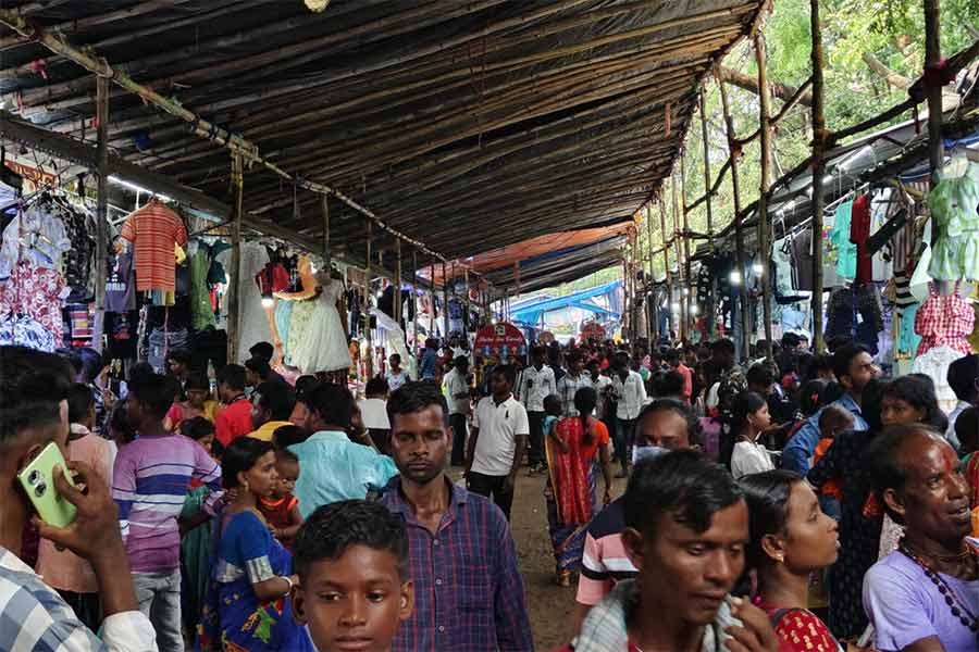 পুজোর আগে শেষ রবিবার জম জমাট বাজার। সিউড়ির কোট বাজারে।