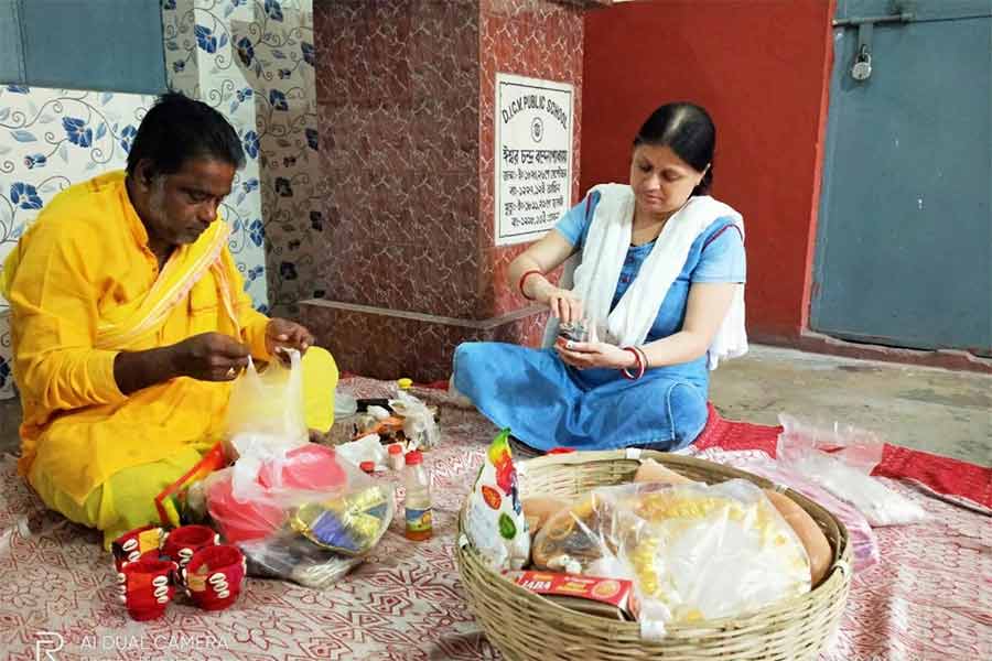 পুজোর প্রস্তুতিতে দেবযানী। দুর্গাপুরে।