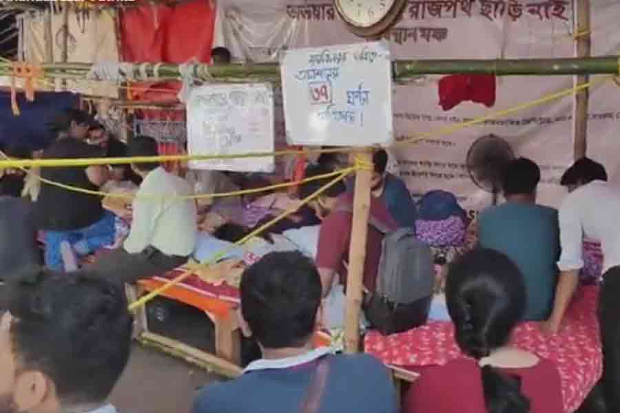 ধর্মতলায় অনশন চলছে জুনিয়র ডাক্তারদের। সোমবার।