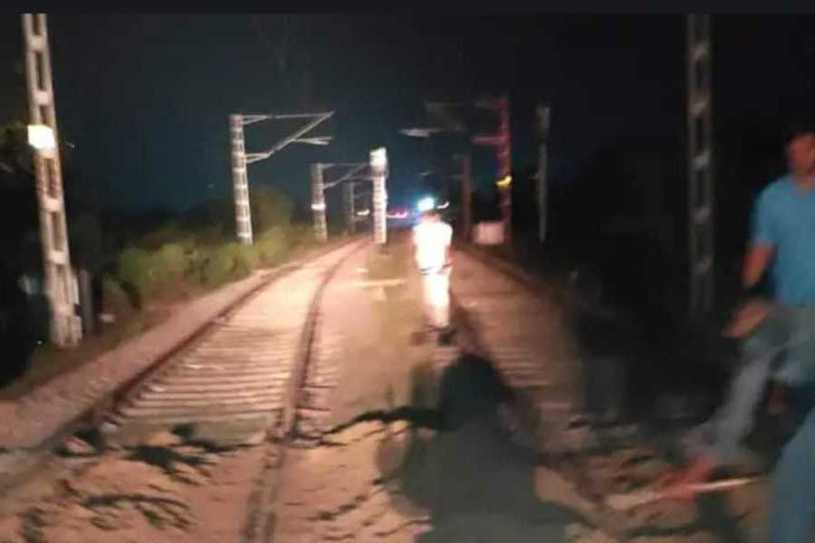 Soil found on rail tracks, loco pilot stops train in Raebareli