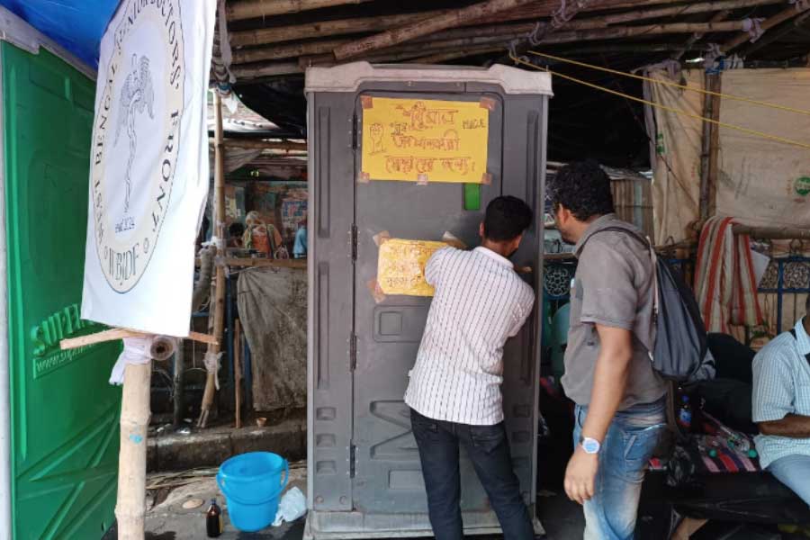 সোমবার অনশনমঞ্চে বায়ো টয়লেট বসেছে।