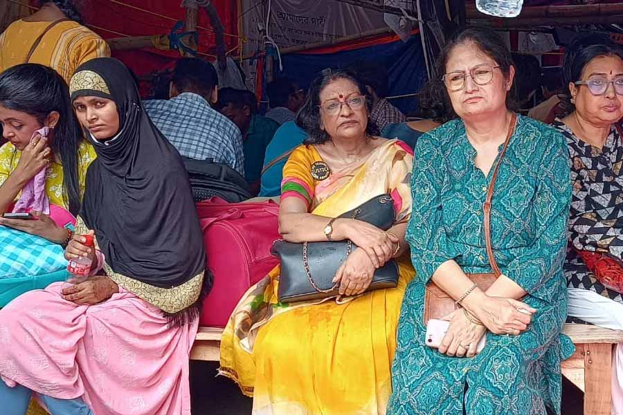 জুনিয়র ডাক্তারদের অনশনমঞ্চে জমায়েত।