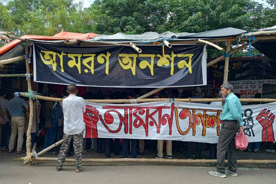 সোমবার সকালে ধর্মতলায় জুনিয়র ডাক্তারদের অনশনমঞ্চের সামনের দৃশ্য।