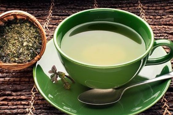 গ্রিন টি: বাড়িতে গ্রিন টি থাকলে বেরোনোর আগে এক কাপ খেয়ে নিন চটপট। এটি মুখ থেকে পেঁয়াজের গন্ধ দূর করতে সাহায্য করে।   