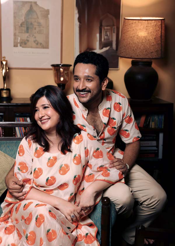 প্রসাধনী, আলো, ক্যামেরা, অ্যাকশন— এ সবের সঙ্গে একেবারেই অভ্যস্ত নন পিয়া। তাঁর জগৎ আলাদা। তাই প্রথম থেকেই শর্ত ছিল, সাজাতে হবে হালকা সাজে। গানে ডুবে থাকেন পিয়া। তাঁর চলনেবলনেও যেন সুরের স্নিগ্ধ মূর্ছনা। তাই ক্যামেরার সামনেও যেন স্বরলিপির বাইরে যেতে তিনি কিছুটা আড়ষ্ট। উল্টো দিকে পরম। পিয়ার হাত ধরে ব্যাকরণ পেরিয়ে এক সুরেলা রসায়ন তৈরি করে নিলেন নিজেই। 