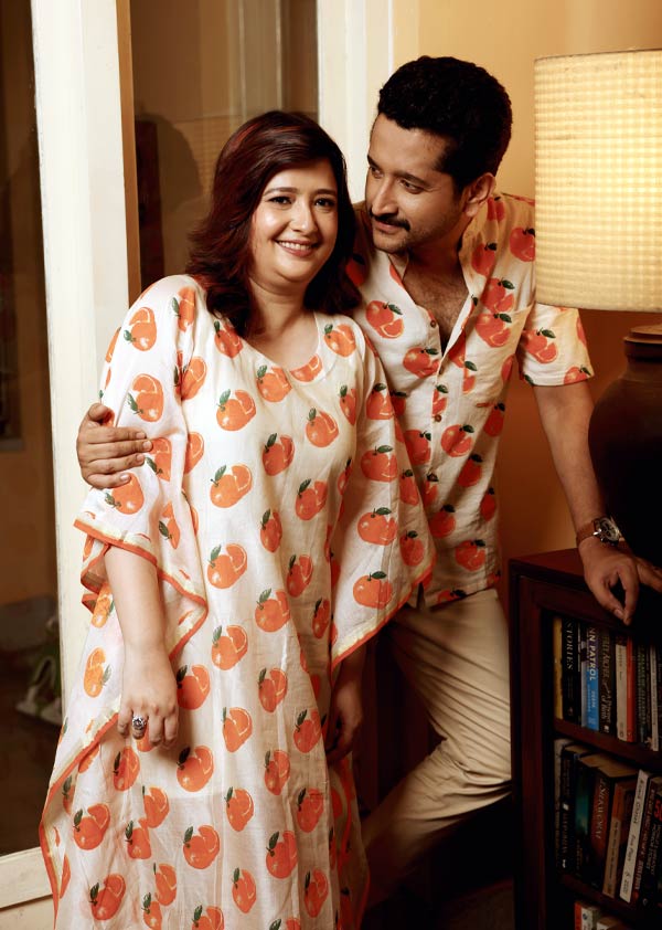 স্ত্রীকে ক্যামেরার সামনে স্বচ্ছন্দ করে তুলতে গানের সুরে আবহ তৈরি করে নিলেন পরম। তখন রেকর্ডে বাজছে ‘হ্যায় আপনা দিল তো আওয়ারা’। আবার কখনও বাজছে ‘কিসকা রাস্তা দেখে’ অথবা ‘হম আপকি আঁখো মে’। কাজও হল অবলীলায়, ক্যামেরায় সাবলীল হলেন পিয়া। প্রাথমিক জড়তা কাটিয়ে পরমের চোখে চোখ রেখেই ক্যামেরাবন্দি হলেন। পরমের পরিচালক সত্তাও প্রকাশ পেল মুহূর্তে। স্ত্রীর সঙ্গে খুনসুটি করে পরম বললেন, “আমি মনোযোগ হারাচ্ছি। তুমি এতটা কাছে তাই।” 