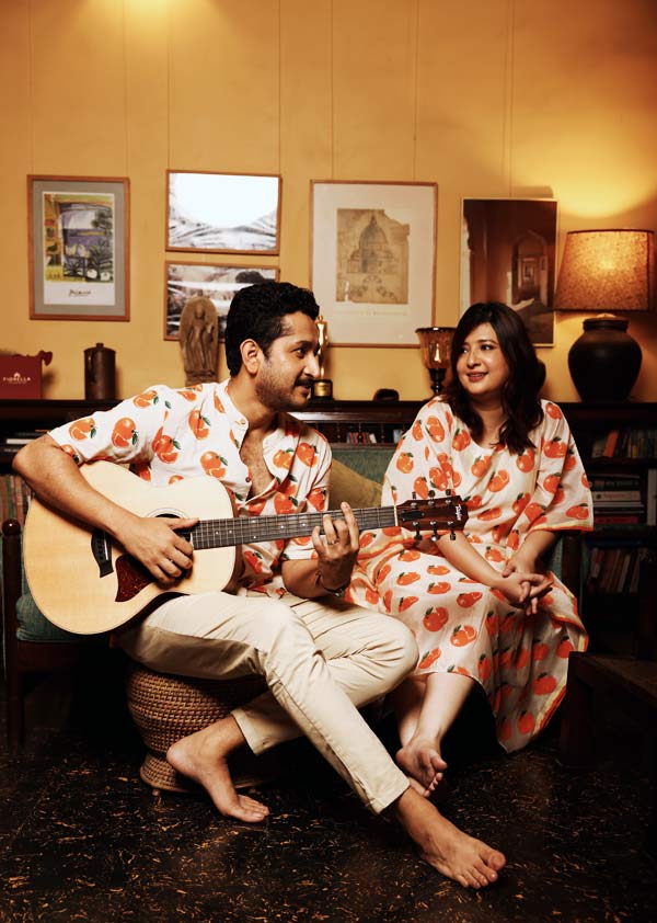 পরম-পিয়ার একান্ত মুহূর্তে রোজকার সঙ্গী তাঁদের গিটার। গিটারে কর্ড ধরলেন পরমব্রত। সুর খুঁজে নিলেন পিয়া। পরস্পরের চোখে চোখ রেখে একসঙ্গে গলা মেলালেন, ‘ইয়াদ কিয়া দিল নে কঁহা তুম’। পরম গানের কথা ভুলে গেলে মনে করিয়ে দিলেন পিয়া। ক্যামেরার জন্য নয়। এ ভাবেই কাটে তাঁদের একান্ত সময়। আনন্দবাজার অনলাইনের ক্যামেরায় বন্দি হল তাঁদের রোজনামচা। 