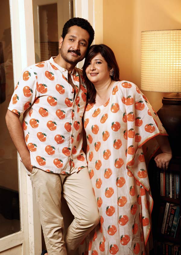 সে দিন মুম্বই থেকে শুটিং করে ফিরেছেন পরমব্রত। সামান্য বিশ্রাম করেই তৈরি হয়ে নিয়েছিলেন শুটের জন্য। পিয়ার সঙ্গে কথা বলে বেছে নিয়েছিলেন হালফ্যাশনের সুতির ছাপা শার্ট ও বেজ রঙের প্যান্ট। পিয়াও পরেছিলেন একই রকম কমলালেবু ছাপের কাফতান ড্রেস। কানে হালকা গয়না। 