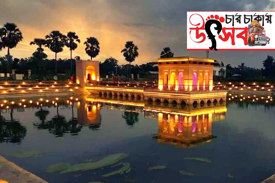 আউশগ্রামেই রয়েছে জলটুঙ্গি। সন্ধের পর তার শোভা বাড়ে।