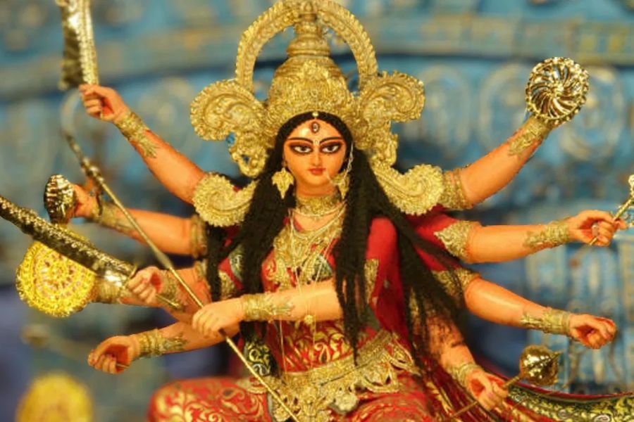 রাম-রাবণের যুদ্ধ শুরু হওয়ার পরে যখন একে একে লঙ্কার বড় বীররা ধরাশায়ী হচ্ছেন, তখন রাবণ মা দুর্গার শরণাপন্ন হন। তিনি একাগ্র চিত্তে দুর্গার স্তব শুরু করেন। 