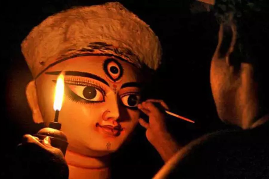 কিন্তু, সেই পুজোয় কে করবেন পৌরোহিত্য? প্রজাপতি ব্রহ্মার পরামর্শে রক্ষরাজ রাবণকেই পৌরোহিত্যের প্রস্তাব দেন রঘুনন্দন।  