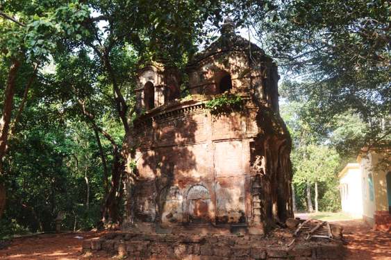 চিল্কিগড়ে মত্তগজ রাজবংশের গোপীনাথ সিং এই পুজোর প্রতিষ্ঠা করেন বলে দাবি স্থানীয় বাসিন্দাদের। চিল্কিগড়ের প্রায় ভেঙে পড়া যে প্রাচীন মন্দির রয়েছে তার পশ্চিমপ্রান্তের দালানে এক সময় নরবলি হত। সেই রক্তে পুজো হত কনকদূর্গার। সময়ের সঙ্গে নরবলি বন্ধ হয়ে চালু হয়েছে মোষবলির প্রথা। 