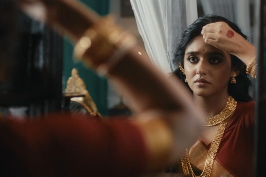 এক দিকে দেবীর আরাধনায় ব্যস্ত শহর। অন্য দিকে এত জৌলুসের আড়ালেই যেন চলছে 'দুর্গা'দের বিসর্জন! নির্যাতনের শিকার নানা বয়সের মেয়েরা। তবে তাদের সেই আর্তনাদ কি আদৌ পৌঁছচ্ছে কান পর্যন্ত? এমনটাই যেন প্রশ্ন রবিঠাকুরের কালজয়ী গান 'আমার মন মানে না'য়। সম্পূর্ণ নতুন আঙ্গিকে।