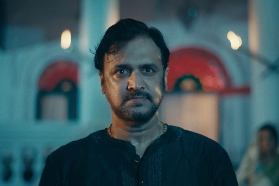 গানটির ভিডিয়োয় এই প্রথম একসঙ্গে জুটি বাঁধতে দেখা গেল গৌরব চট্টোপাধ্যায় এবং সৃজা দত্তকে। সঙ্গে রয়েছেন অভ্রজিৎ চক্রবর্তী।