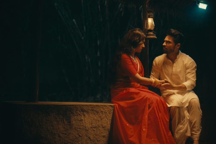 সমাজে নিরন্তর ঘটে চলা নারী নির্যাতনের বিষয়টিকেই ফুটিয়ে তোলা হয়েছে এই গানের মধ্যে দিয়ে। উঠে এসেছে বাল্যবিবাহের চিত্রপটও।