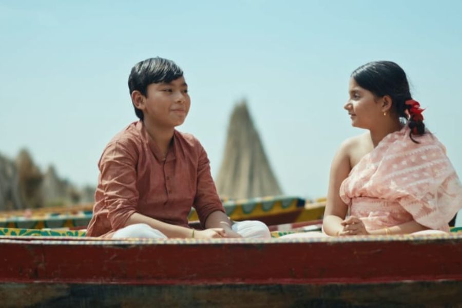 গল্প আবর্তিত হয় উমা, ধীরেন এবং গিরিশকে ঘিরে। ছোট্ট উমা এবং জমিদার বাড়ির ছেলে, সমবয়সী ধীরেনের বন্ধুত্বের আদুরে এক মুহূর্তে গানটির সূচনা। পরে ধীরেন চলে যায় বিদেশে। ধীরেনের দাদা, বয়সে অনেক বড় গিরিশের সঙ্গেই গাঁটছড়া বাঁধতে বাধ্য হয় উমা।