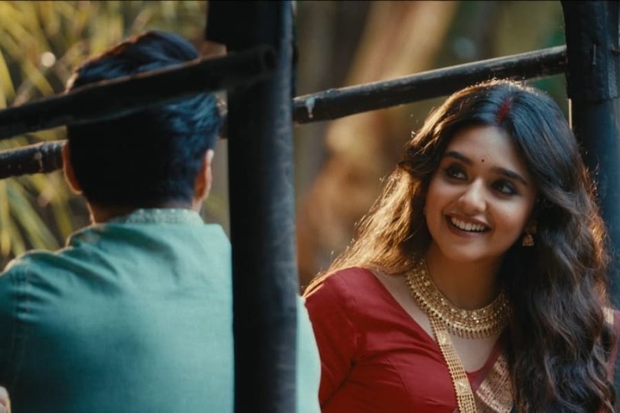 গল্প এগিয়ে যায় বহু বছর। ছোট্ট উমা এখন যুবতী। শ্বশুরবাড়িতে ধনসম্পত্তির পাহাড়ে বসেও উমার সম্বল বলতে ছেলেবেলার বন্ধু ধীরেনের দিয়ে যাওয়া দূরবীন এবং চোখে তাঁর ফিরে আসার অপেক্ষা।