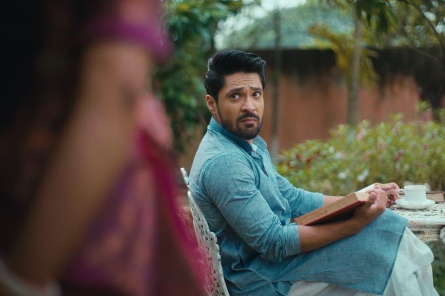 বহু বছর পরে ধীরেনকে ফিরে এসে চিনতে পারে না উমাকে। তবে তার হাতে সেই দূরবীনই গিরিশকে মনে করিয়ে দেয় ছেলেবেলার স্মৃতি। নিঃশব্দে উমা সহ্য করতে থাকে স্বামী গিরিশের নির্যাতন।