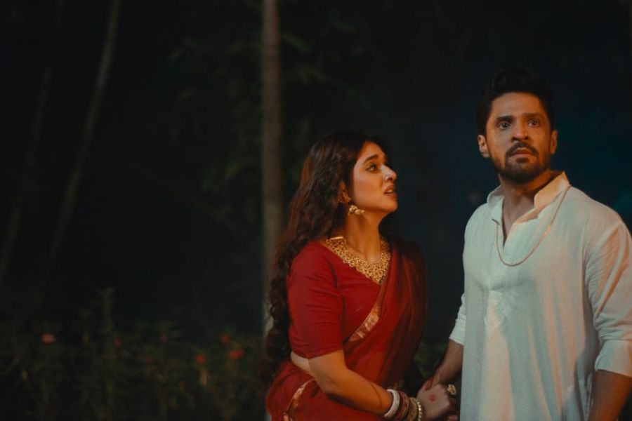 উমা এবং ধীরেনকে ঘিরে মিথ্যে প্রেমের গুজব রটায় উমার ননদ। জানতে পেরে উমার উপর চড়াও হয় গিরিশ। নিজের ভাই ধীরেনকে ঘরে বন্দি করে উমাকে জ্যান্ত পুড়িয়ে মারে।