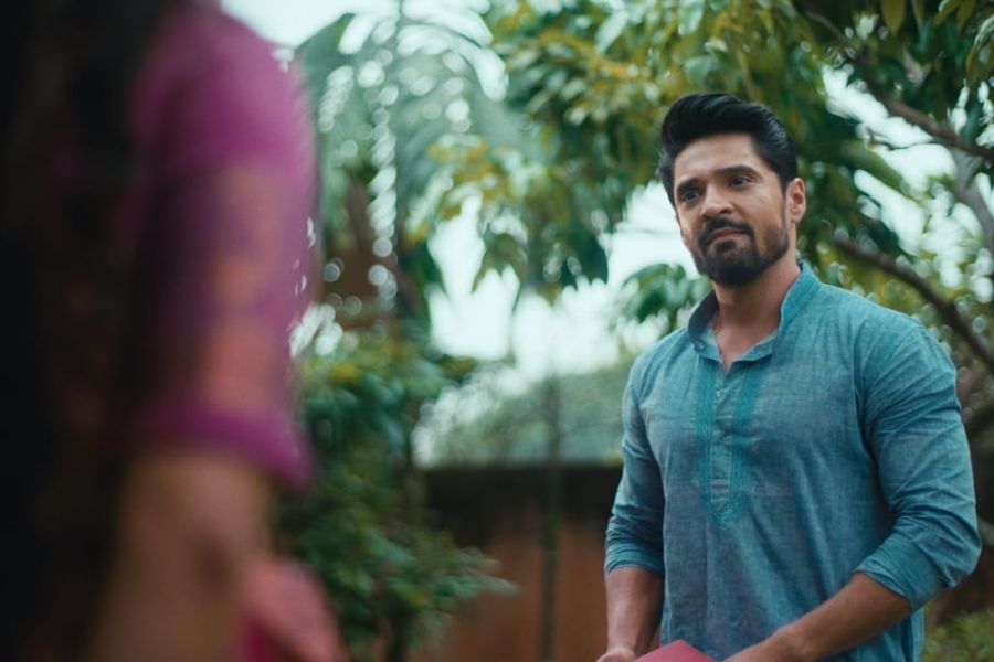 মিউজিক ভিডিওটিতে উমার চরিত্রে অভিনয় করেছেন সৃজা দত্ত, ধীরেনের চরিত্রে দেখা গিয়েছে গৌরব চট্টোপাধ্যায়কে এবং গিরিশের চরিত্রে ছিলেন অভ্রজিৎ চক্রবর্তী। গানটি মুক্তি পেয়েছে ৭ অক্টোবর, প্রযোজনা সংস্থার অফিশিয়াল ইউটিউব চ্যানেলে।