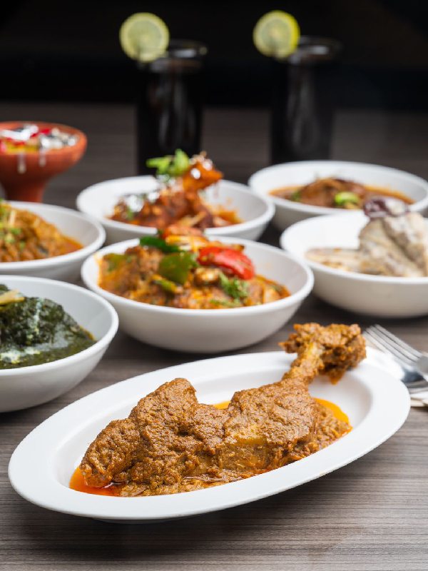 বিরিয়ানি আর চাঁপ খেতে হলে পুজোয় ঢুঁ মারতে পারেন আমিনিয়ায়। 