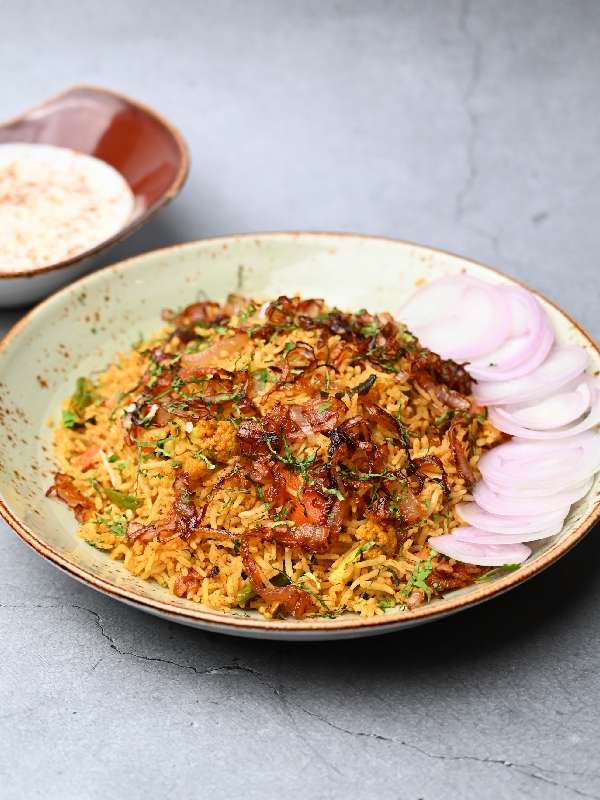 হার্ডরক ক্যাফের হায়দরাবাদি বিরিয়ানি চেখে দেখতেই পারেন।