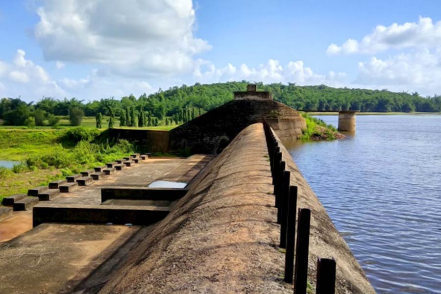 পাহাড় ঘেরা দেরাস জলাধার।