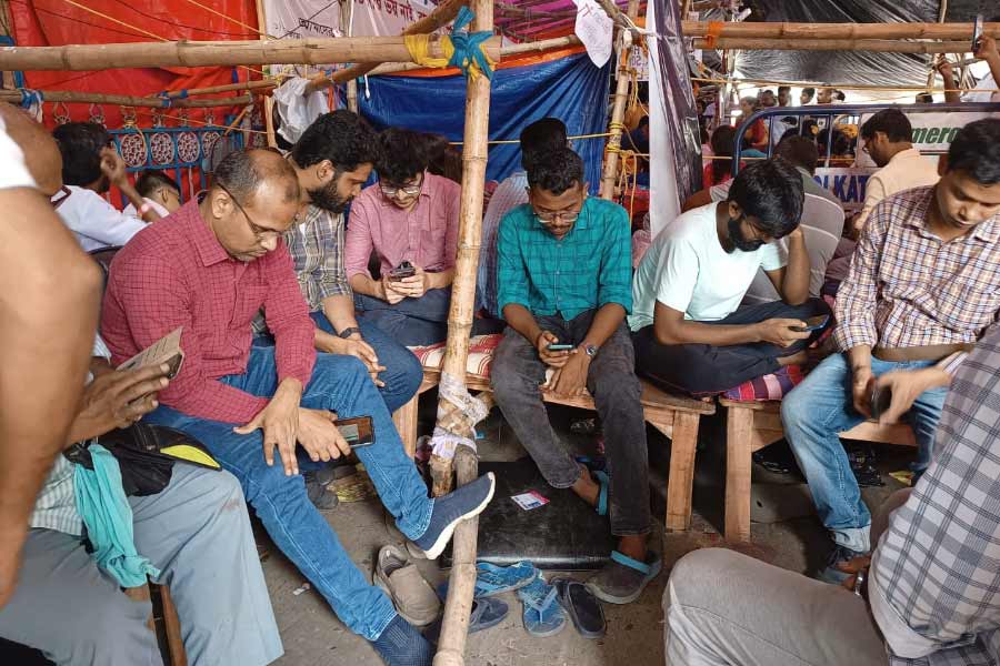 ধর্মতলার অনশন মঞ্চে সোমবার বসে রয়েছেন আন্দোলনকারীরা।