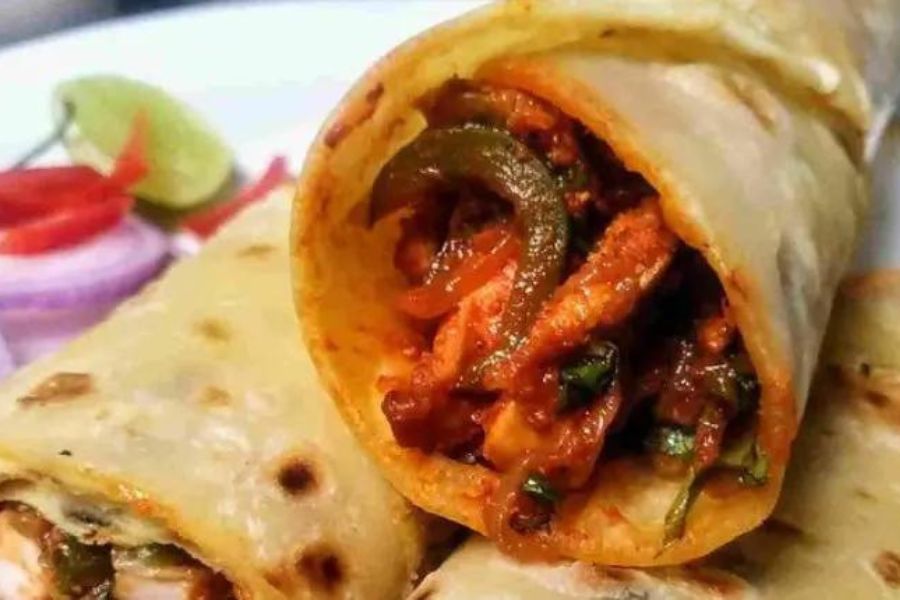 শের-ই-পঞ্জাব: এক ঢিলে দুই পাখি মারা যদি আপনার লক্ষ্য হয়, তা হলে যেতেই পারেন দক্ষিণ কলকাতায়, থিয়েটার রোডের শের-ই-পঞ্জাবে। ফিশ রোল এখানকার একটি বিখ্যাত পদ।