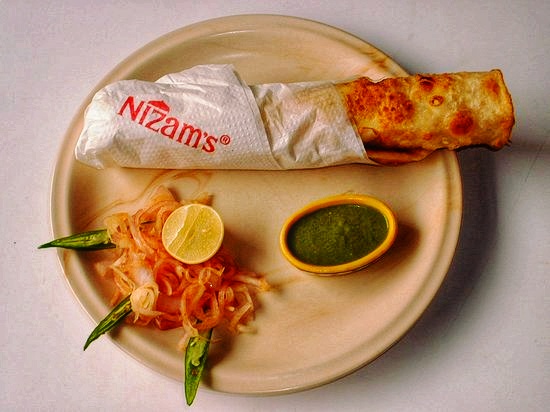 নিজামের কাঠি রোল: চোখ বুজলেও রোলের দোকান বলতে সবার আগে যে দোকানের কথা মনে পড়ে, তা হল নিজাম। চিকেন বা মাটনের কবাব দিয়ে বানানো এই কাঠি রোল স্বাধীনতার আগের সময়কাল থেকেই থেকে বিখ্যাত।