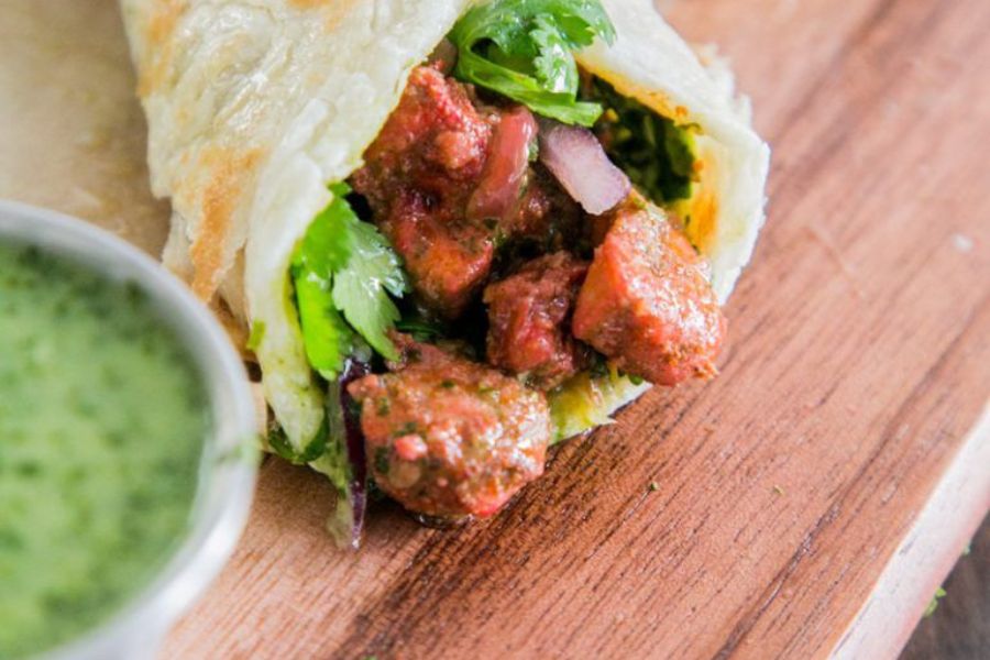 ডি কিচেন: কলকাতার শিব দাস ভাদুরি লেনে অবস্থিত। এই রোলের দোকানটিও এলাকায় বেশ জনপ্রিয়তা রয়েছে।